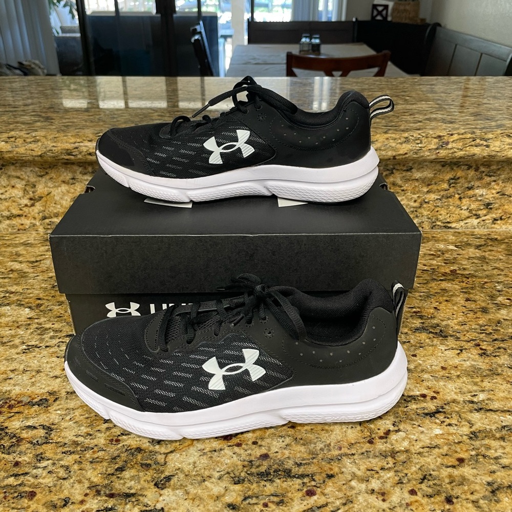 Under Armour tennis shoes like New Men’s 10 Womens 11 black and white